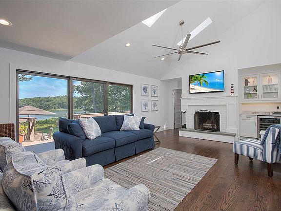 5th image of 387 Wood Ln