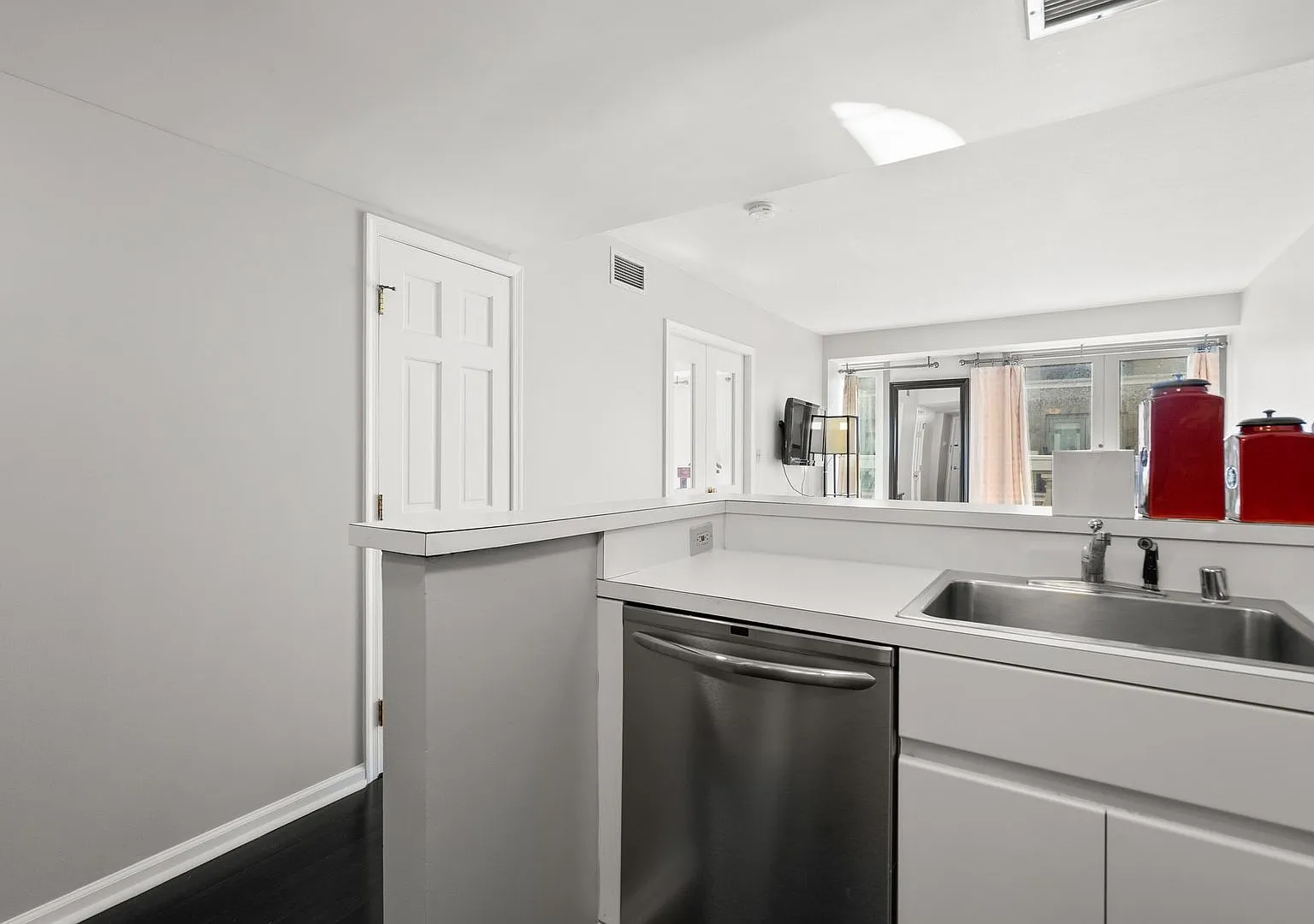 1 Bed 1 Bath - Penn Quarter Condo - Furnished — Photo 4