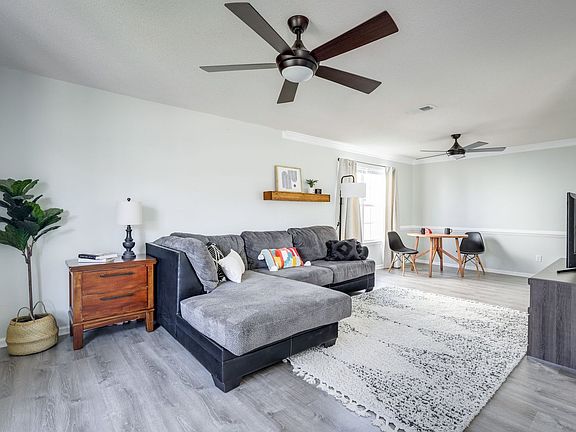5th image of 2117 Holly Berry Ln