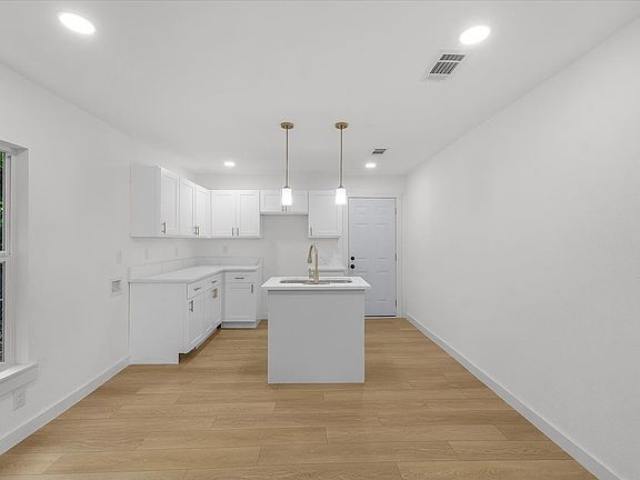 2nd image of 3675 Reed St
