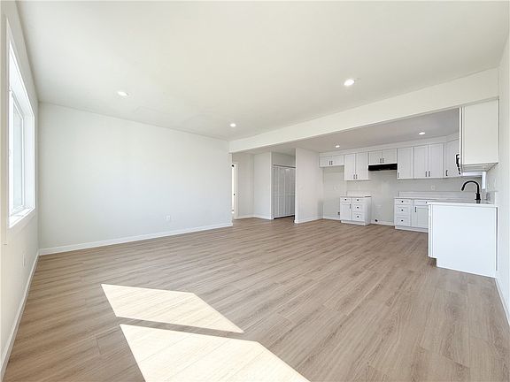 5th image of 917 W 130th St