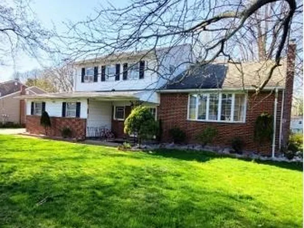 29 Ventnor Dr, Edison, NJ 08820