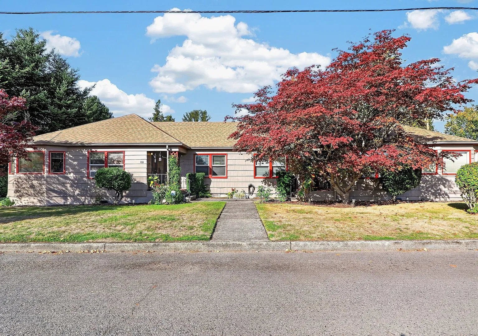 Charming 1 Bedroom Unit with Basement storage & Private Laundry — Photo 2
