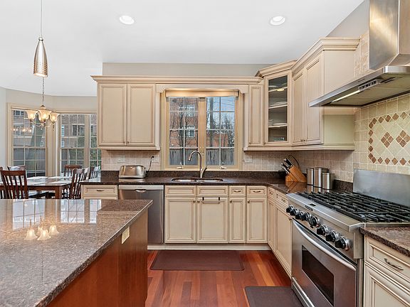 5th image of 1161 Hutchings Ave