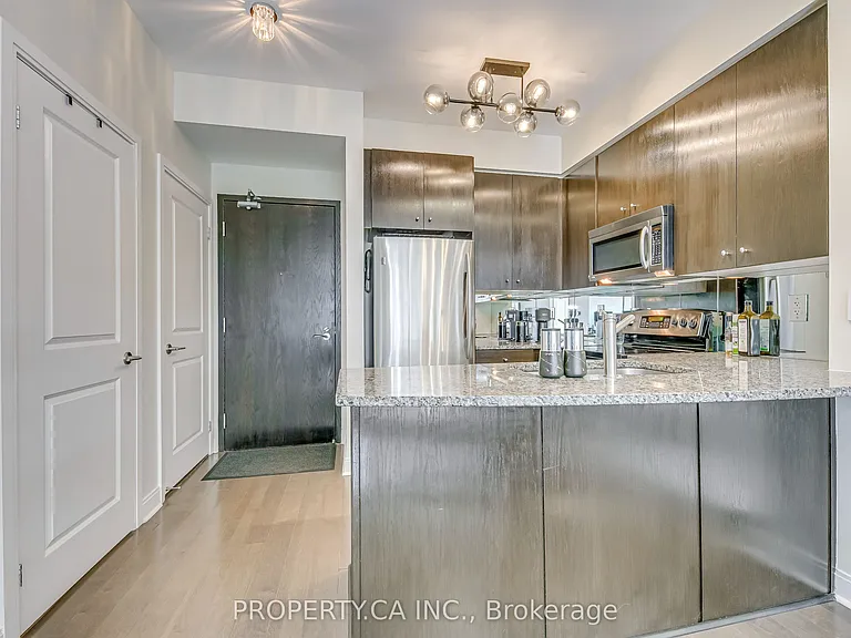 21 Scollard St #406 — Photo 5