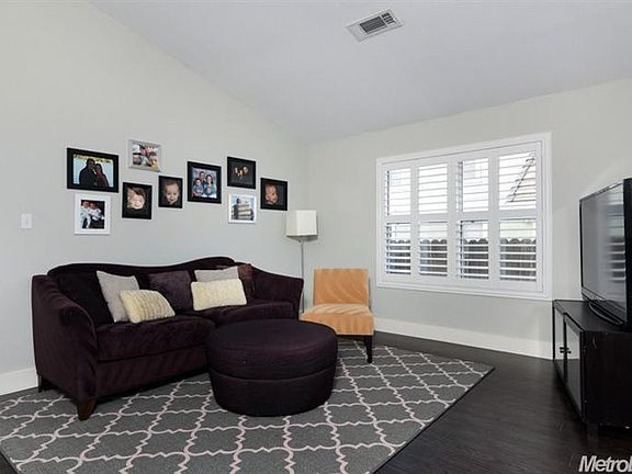 4th image of 153 Hopfield Dr