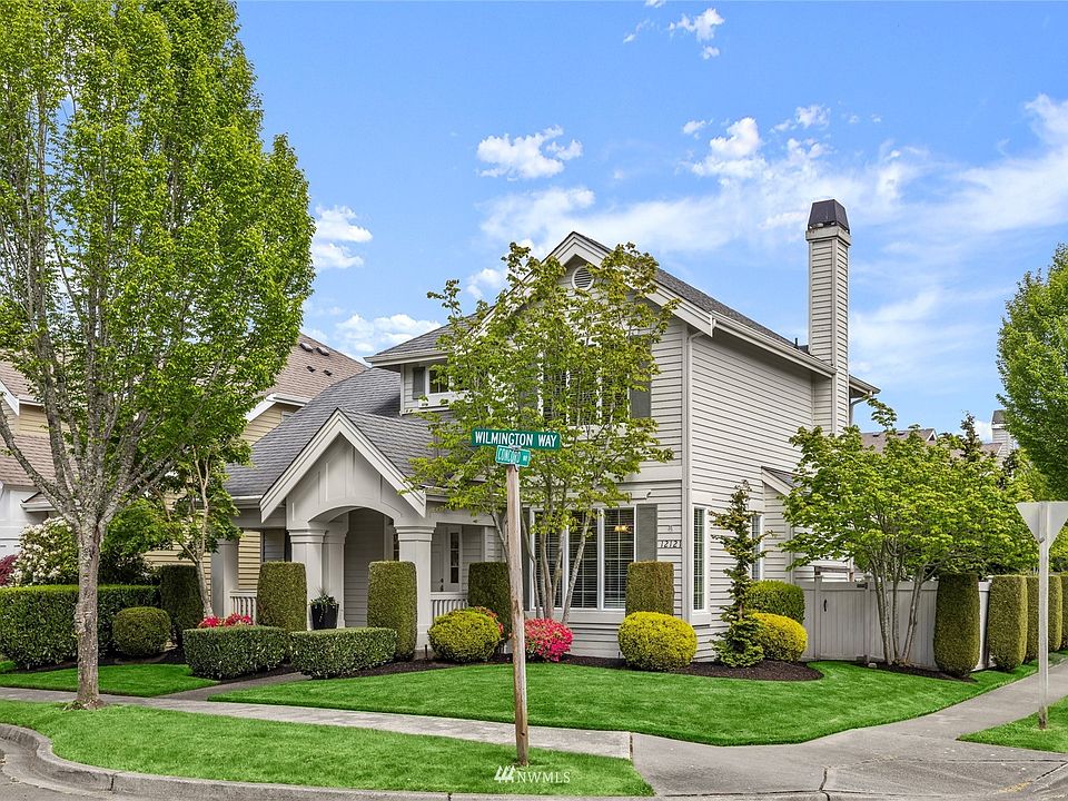 Welcome to Harbour Pointe Village! A sought-after community of homes nestled just off Harbour Pointe Loop.