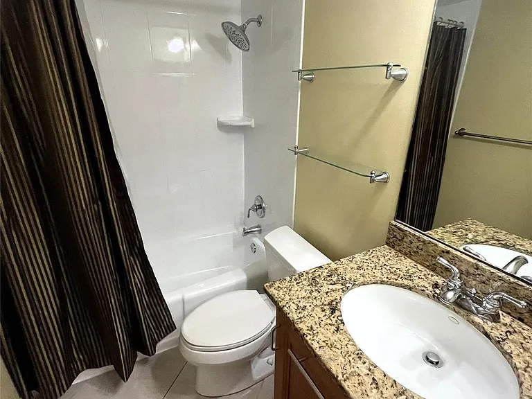 1460 NE 18th St #104 — Photo 31