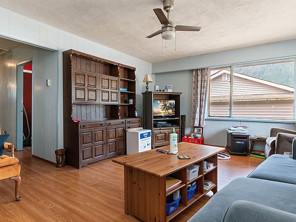 5th image of 578 Thacker Ave