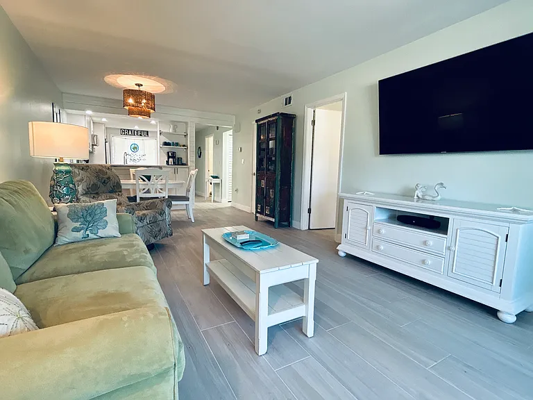 Living Room
Cable and Wifi included