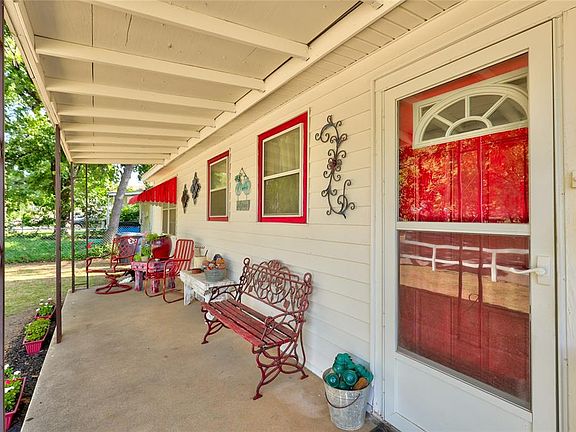 5th image of 303 N Pesotum Ave