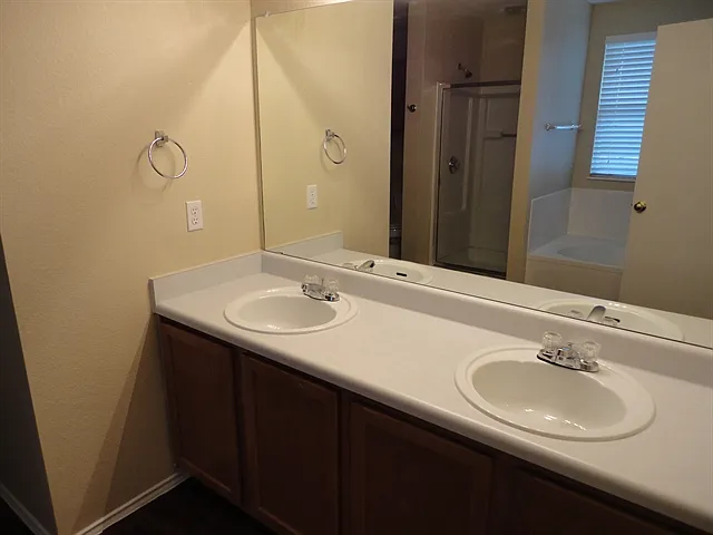 610 Carole Cv — Photo 11