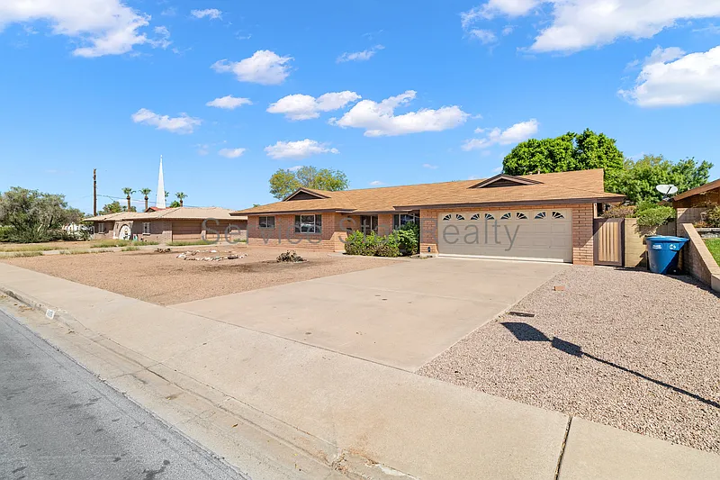 3 bed, 2.0 bath, 2076 sqft, $3,000 — Photo 2