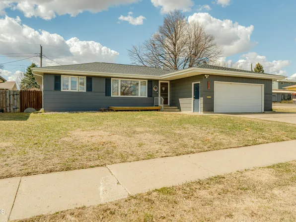 1116 N 29th St, Bismarck, ND 58501
