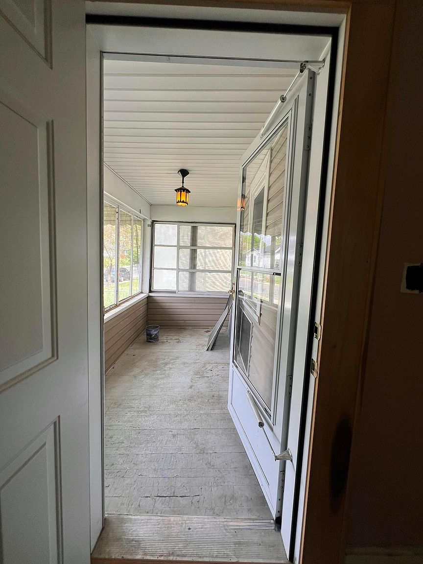 Listing photo 4 for 218 Belvidere Ave