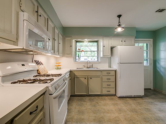 3rd image of 501 Nottingham Dr