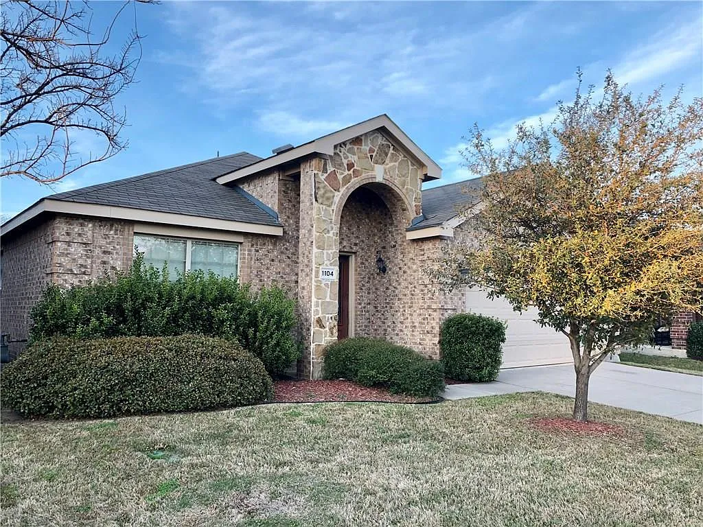 3 bed, 2044 sqft, $2,150 — Photo 2