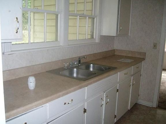 5th image of 717 Newton St