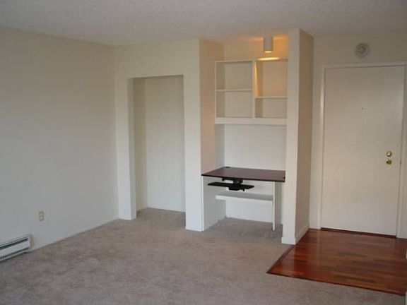 Liv. Rm. w/Computer Desk