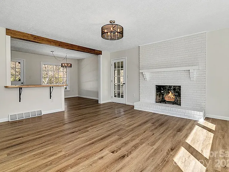 1085 Jenkins Valley Rd — Photo 4