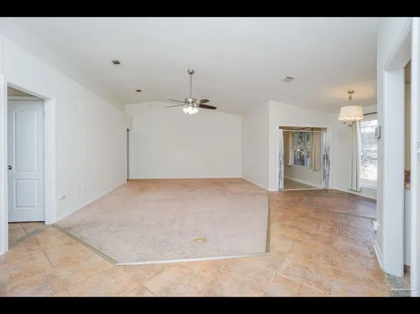 2352 Caddy Shack Ln, Pensacola, FL 32526