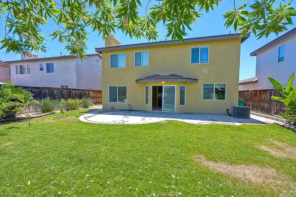 3 bed, 2.5 bath, 2099 sqft, $3,400 — Photo 2