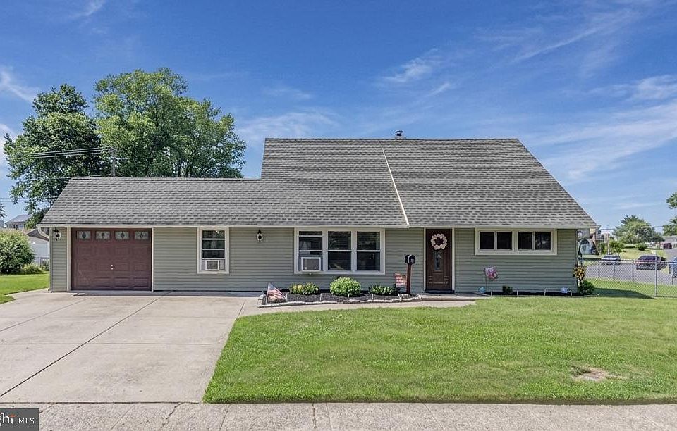 1st image of 46 Twin Oak Dr