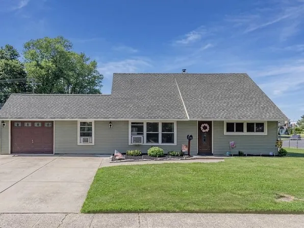 46 Twin Oak Dr, Levittown, PA 19056
