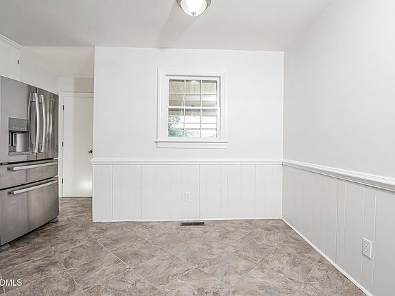 5th image of 305 Lucas St