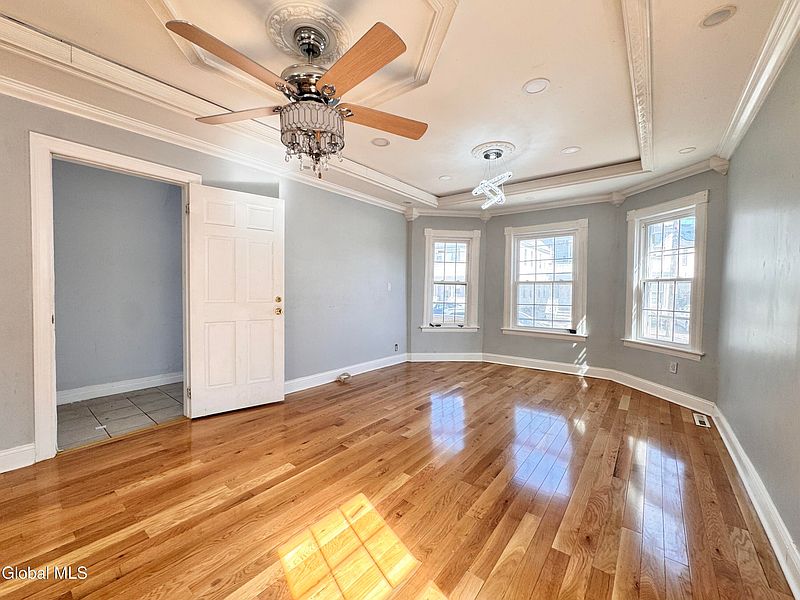4th image of 222 Duane Avenue