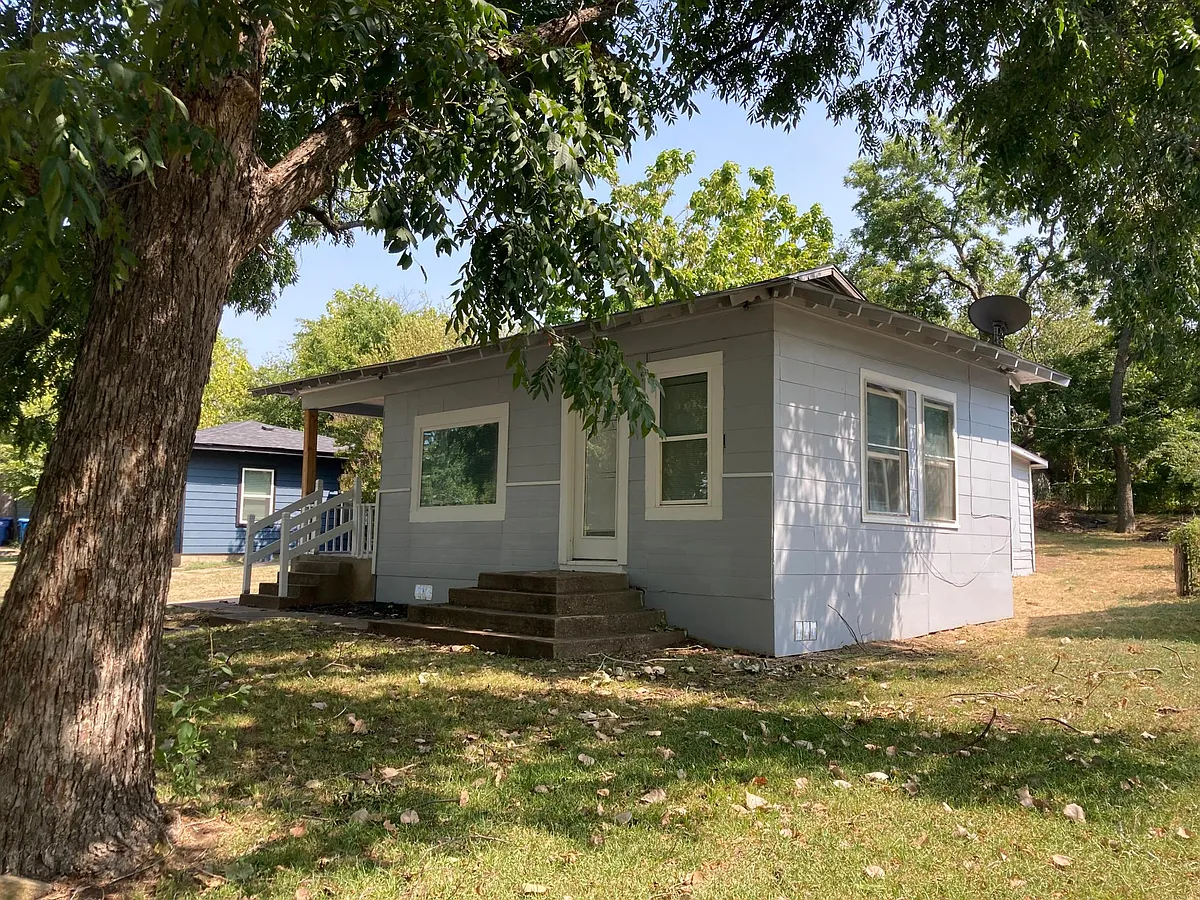 Building Photo - 616 E Gandy St