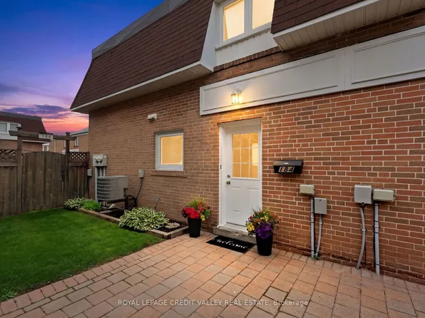 184 Town House Cres #184, Brampton, ON L6W 3C6