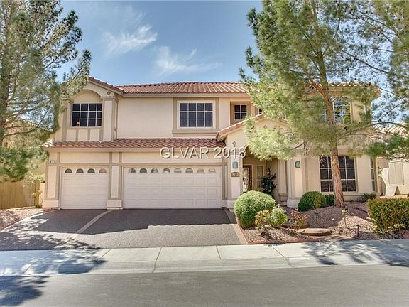 Picture perfect curb appeal with beautiful Pebblestone driveway and walkway.