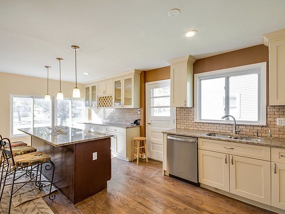 4th image of 22W336 Balsam Dr