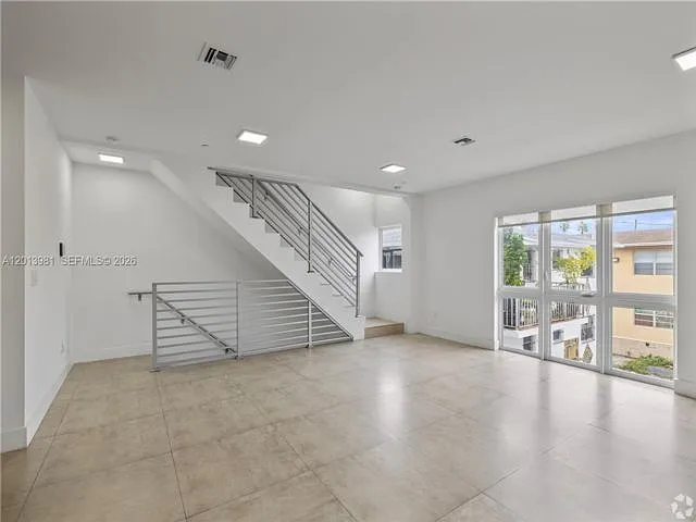 434 SW 10th Ave — Photo 4