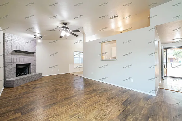 3 bed, 2.0 bath, 1301 sqft, $1,550 — Photo 4