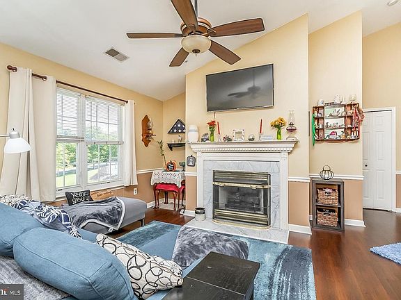 5th image of 1310 Sheridan Pl W #302