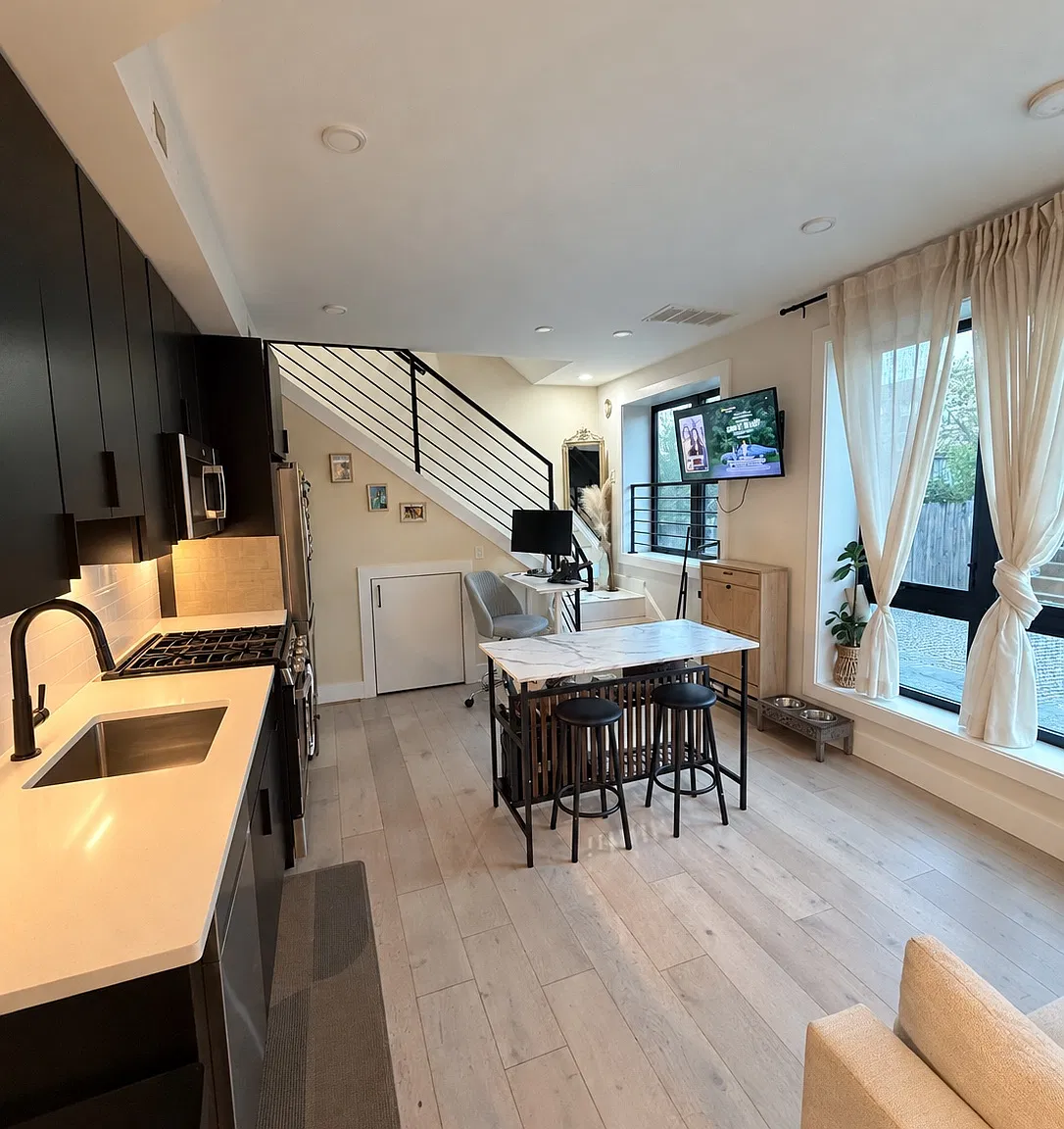 1 bed, 682 sqft, $2,450 — Photo 4