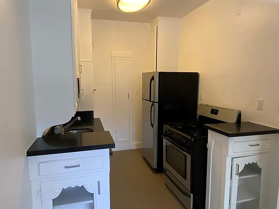 5th image of 1355 N Gardner St #105