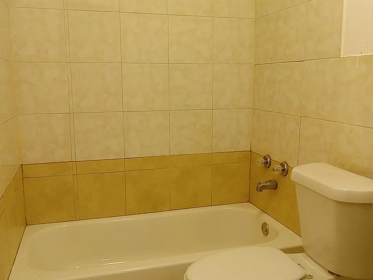 711 Avenue E #4 — Photo 2