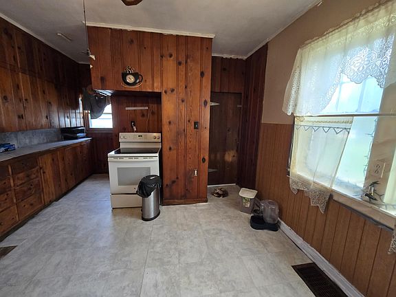 4th image of 611 Commercial St
