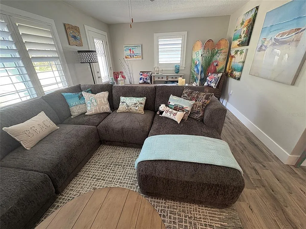 2 bed, 2.0 bath, 915 sqft, $2,295 — Photo 3