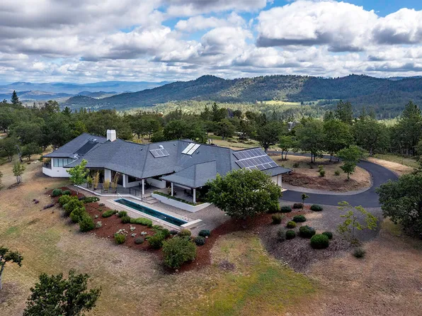 7012 Pine Ridge Dr, Medford, OR 97504