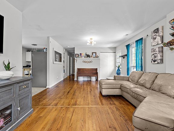 2nd image of 2916 Driftwood Dr