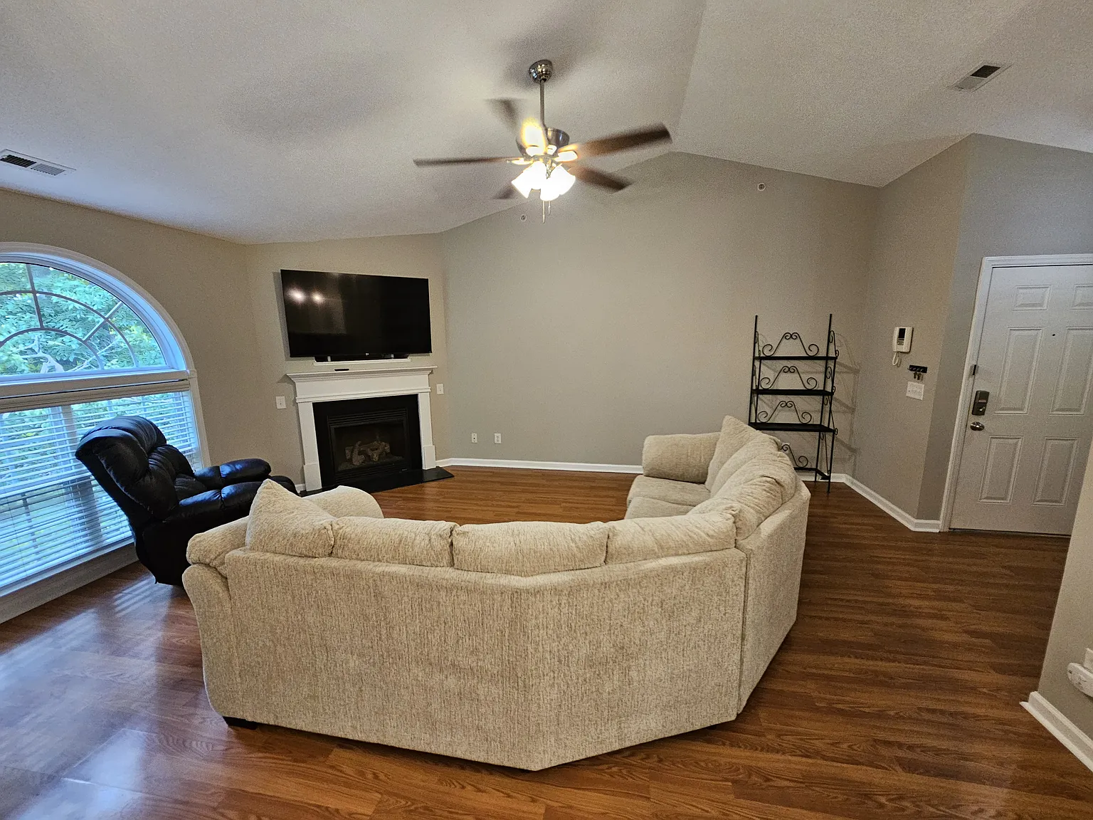 2 bed, 1108 sqft, $1,395 — Photo 3