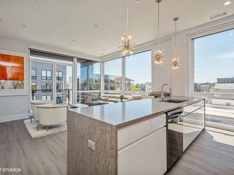 2401 W Wabansia Ave #4 — Photo 2