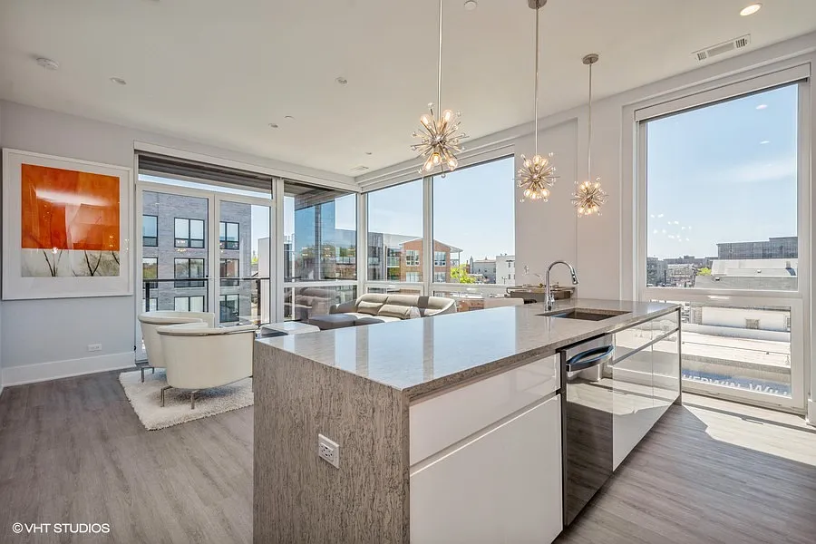 Building Photo - 2401 W Wabansia Ave #4