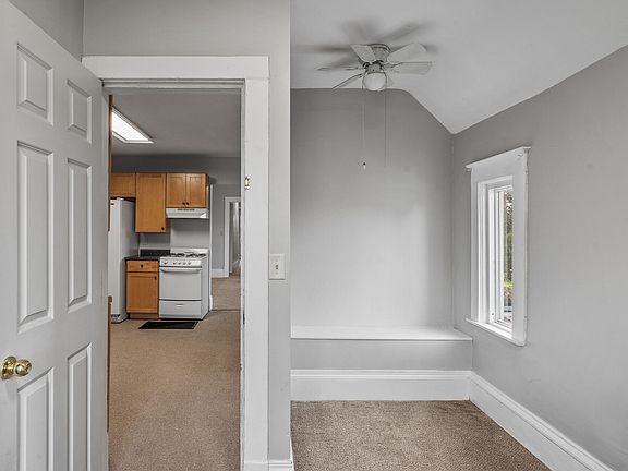 4th image of 909 E River Pkwy #2