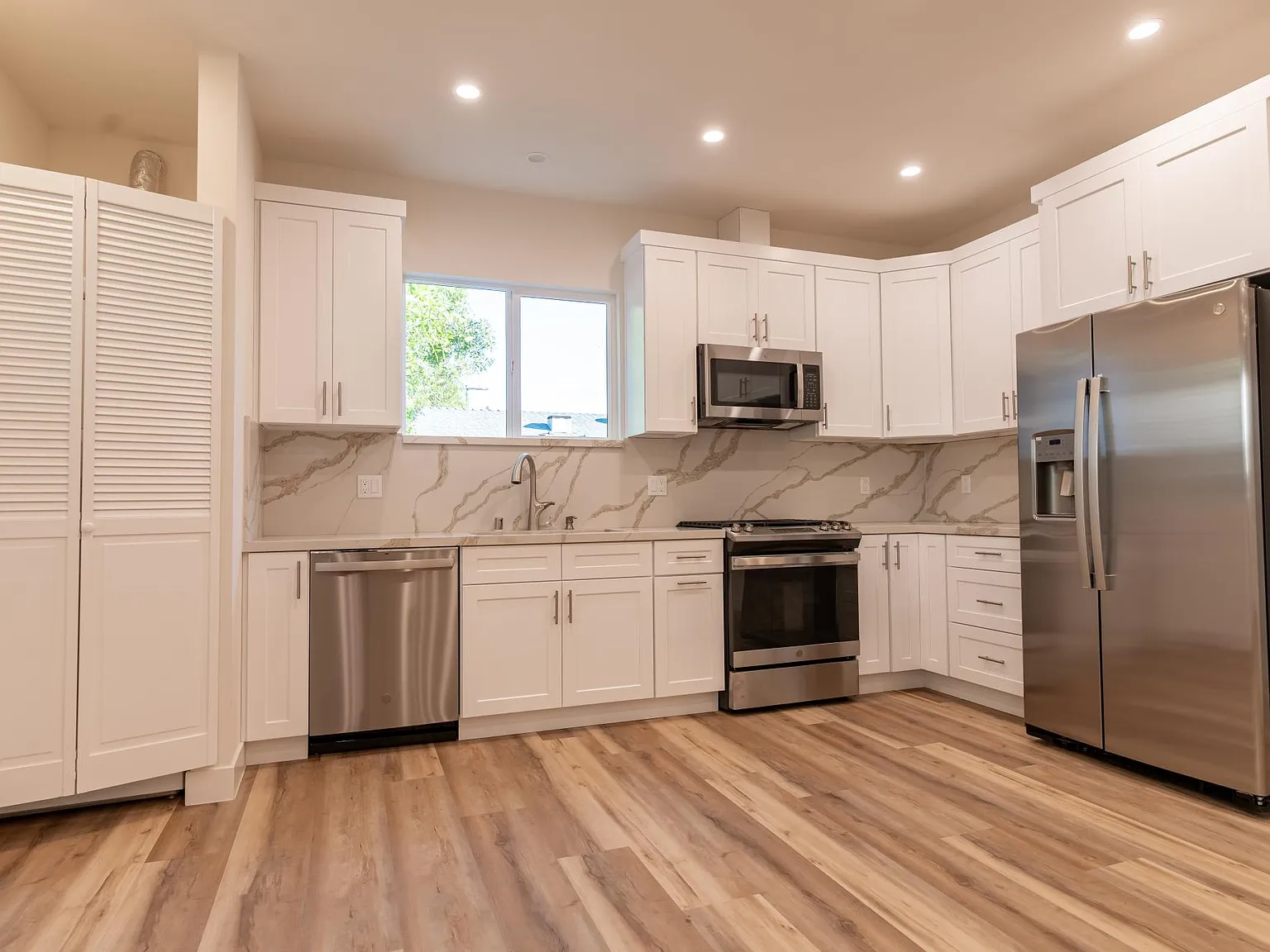2 bed, 950 sqft, $3,100 — Photo 3