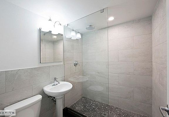 5th image of 220 Eckford St APT 1